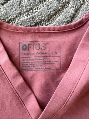 Figs V-Neck Scrub Top and Joggers in Dusty Rose
